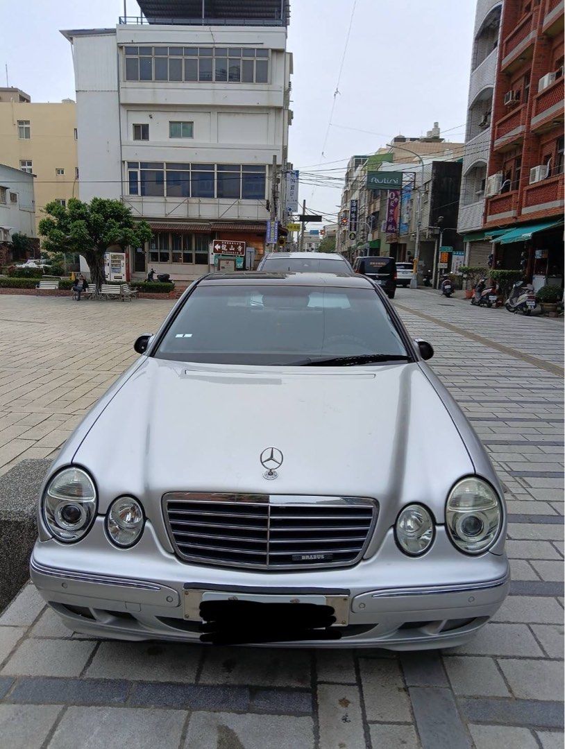 由 tinalee_7749 (刊登 ID 1371375667，圖片 1) 提交，位於 高雄市 (Kaohsiung) 的 賓士 (類別：汽車出售)，說明：出售*退休醫生的老賓士 售價：沒看錯！只要10萬！ 車子在彰化鹿港無事故、無故障、今年才剛驗完車✅真的不能再讓家裡長輩開車了，所以快快售出～ 里程數-258003半。
