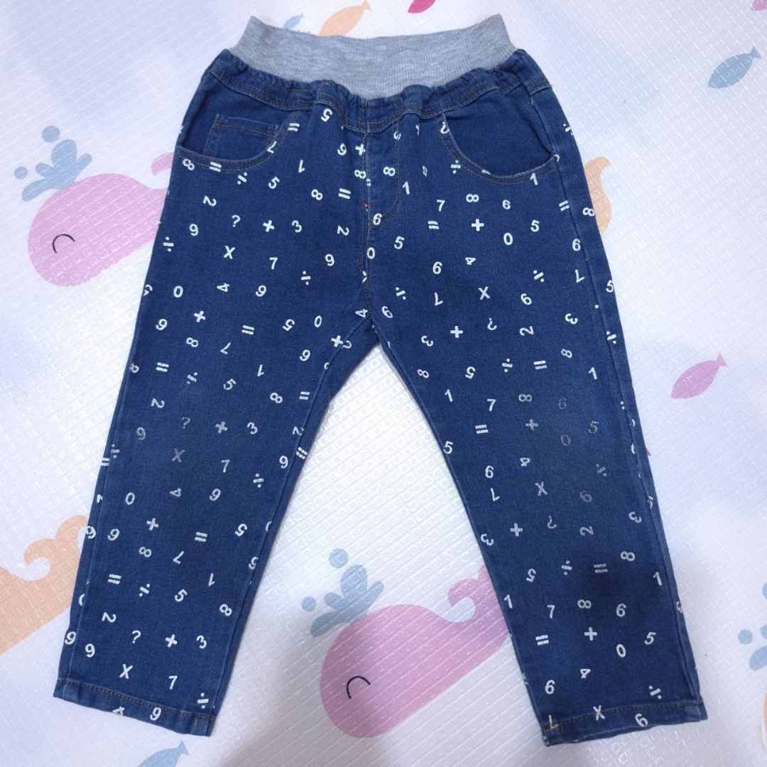 由 lovemiulin9215 (刊登 ID 1371377634，圖片 1) 提交，位於 宜蘭縣 (Yilan) 的 男女童裝四季藍色數字印花彈性軟牛仔長褲 (類別：嬰兒及兒童流行時尚)，說明：二手 膝蓋數字落色 男女寶不拘 很軟四季都能穿 6號 約115cm 5歲。