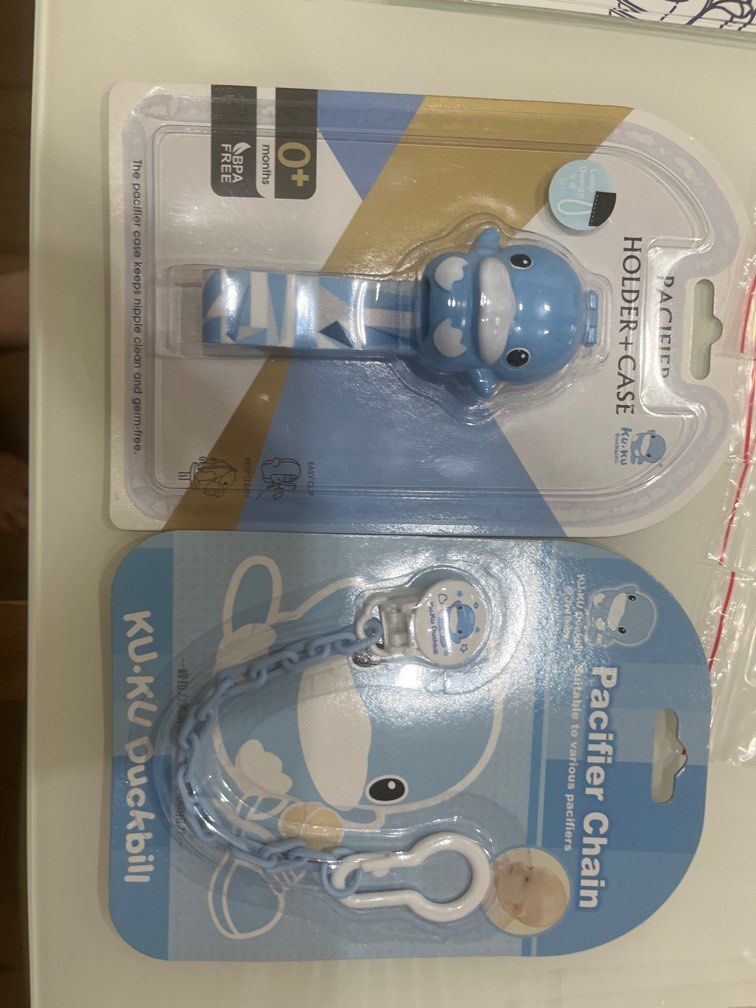 由 alamlin28 (刊登 ID 1371414009，圖片 2) 提交，位於 基隆市 (Keelung) 的 洗屁屁神奇跟長頸鹿玩家跟放寶寶奶嘴掛鏈跟盒子 (類別：洗澡及尿布 - 其他用品)，說明：60 元運費喔！。