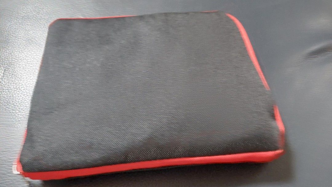 由 two_handed_things (刊登 ID 1371484294，圖片 1) 提交，位於 基隆市 (Keelung) 的 可攜式摺疊小背包 (類別：健行及露營)，說明：可當健行爬山攻頂包使用，背包上印有臺中銀行字樣，介意者勿下單。。