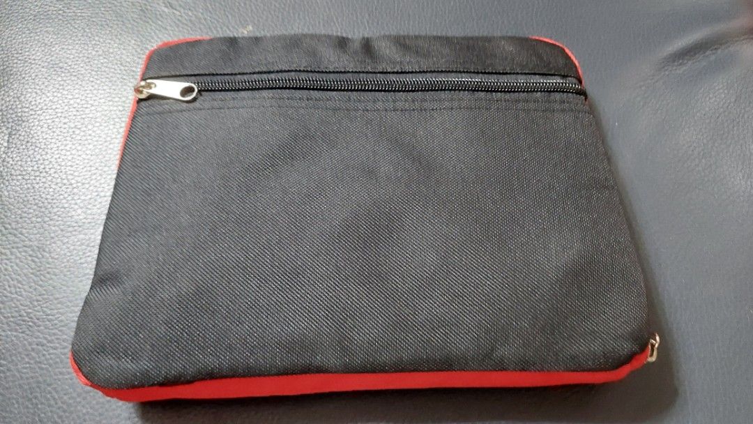 由 two_handed_things (刊登 ID 1371484294，圖片 2) 提交，位於 基隆市 (Keelung) 的 可攜式摺疊小背包 (類別：健行及露營)，說明：可當健行爬山攻頂包使用，背包上印有臺中銀行字樣，介意者勿下單。。