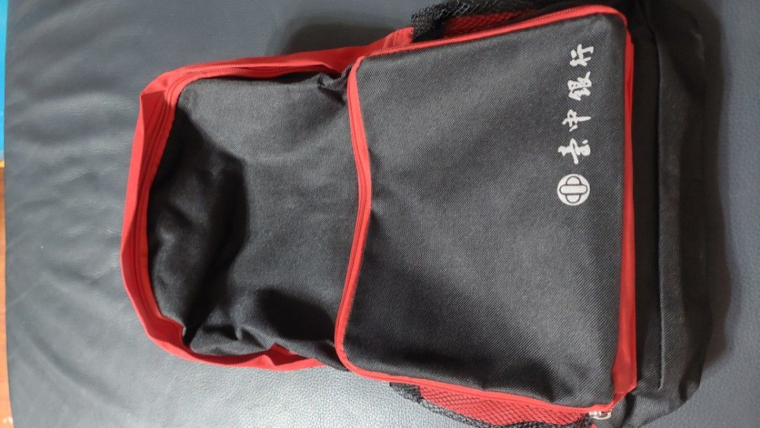 由 two_handed_things (刊登 ID 1371484294，圖片 3) 提交，位於 基隆市 (Keelung) 的 可攜式摺疊小背包 (類別：健行及露營)，說明：可當健行爬山攻頂包使用，背包上印有臺中銀行字樣，介意者勿下單。。