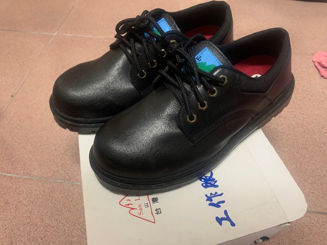 由 yxie4232933112 (刊登 ID 1371498113，圖片 1) 提交，位於 台南市 (Tainan) 的 女生工作鋼頭安全鞋 (類別：實習和其他)，說明：是41號（26）的鞋只穿過一次而已算新新的。