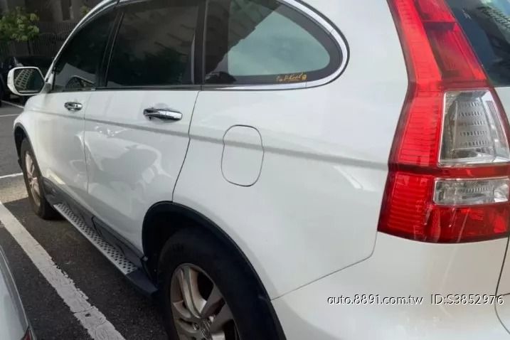 由 davidchu619 (刊登 ID 1371380410，圖片 3) 提交，位於 高雄市 (Kaohsiung) 的 二手中古車優惠中~ CR-V 白 (類別：汽車出售)，說明：你還在找車嗎？ 我幫你省錢省時間～ 挑選好你想要的車只要10~15分鐘，就給你結果！ 我們的每一台車 都經過【SAVE認證查定表】把關： ✔ 非事故車 ✔ 非泡水車 ✔ 引擎變速箱正常 ✔ 里程數保證 ✔ 查定結果全公開，透明看得到！ 不只價格漂亮，更讓你買得安心。 買車不是靠運氣，是要看得懂證據！ 想看有哪些車？留言或私訊「報告」給你看車況查定表！ !!!!!優惠價格，暫不開放給同行調度!!!!! ❃ 廠牌：HONDA ❃ 型號：CR-V ❃ 年份：2010 ❃ 車色：白 ❃ 排氣量：2.4L ❃ 里程：83000km ❃ 引擎燃料：汽油 ❃ 驅動方式：4WD ❃ 乘客數：5門5座 ❃ 售價：10萬 --- ★安全配備 ↗安全氣囊 ↗ABS防鎖死 ★舒適配備 ↗衛星導航 ↗恆溫空調 ↗倒車雷達 ↗真皮/皮