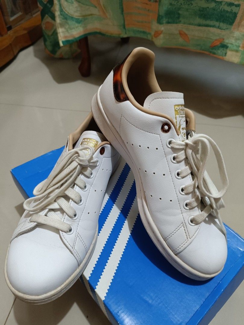 Adidas Stan Smith (Limited Edition) (Category: Sneakers) located in Makati City. Submitted by izzie_stevensoo7 (Listing ID 1371466504, Image 2). Description: Limited Edition Wala nang ganyan sa market, Fire yung style sya Size 8 women pwede sya unisex Orig Price: 4700.00 Selling price: 2000 Hindi ko masuot kasi malaki sakin 3x ko lang nasuot good condition pa sya.