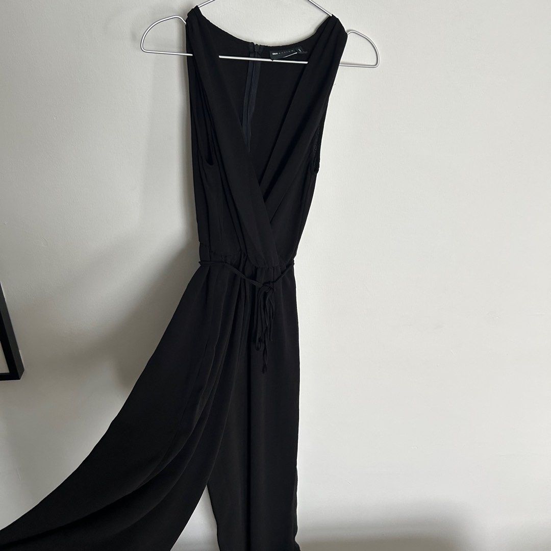 ASOS wide leg jumpsuit UK8 (Category: Jumpsuits) located in Singapore. Submitted by toastednoodle (Listing ID 1371427549, Image 1). Description: Very flowy, cooling fabric! I had a seamstress change the waistband to elastic (previously there was no stretch) to make it more comfortable to wear. This is a great, flattering piece to wear for evenings..