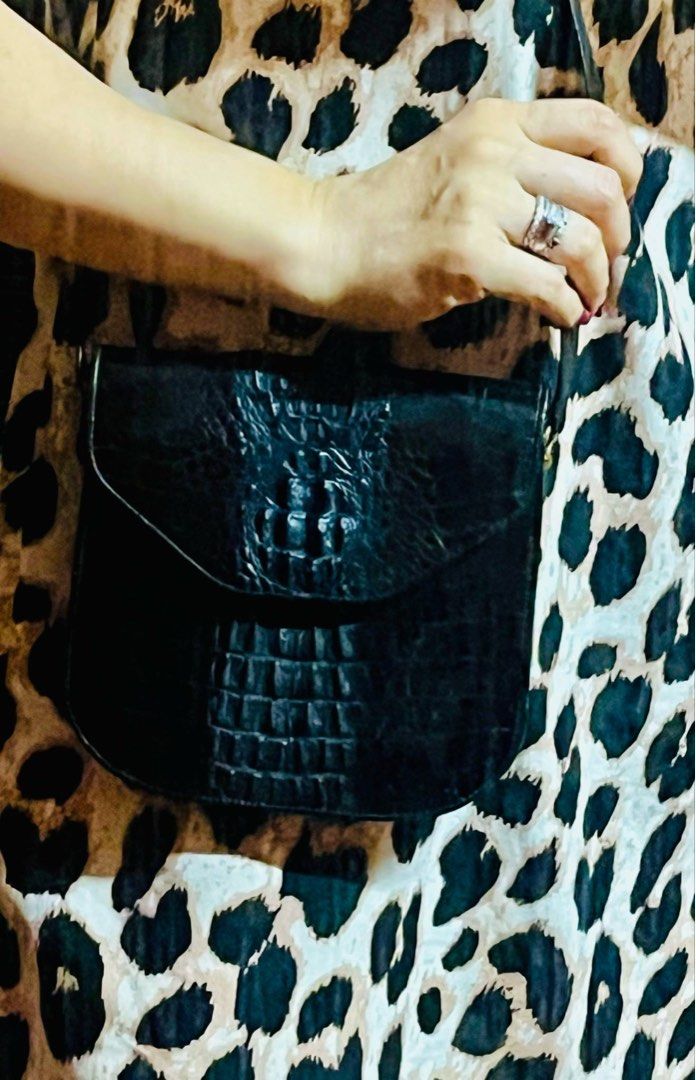 BAG SHOULDER (Category: Shoulder Bags) located in Antipolo. Submitted by MSelection (Listing ID 1371549716, Image 2). Description: .