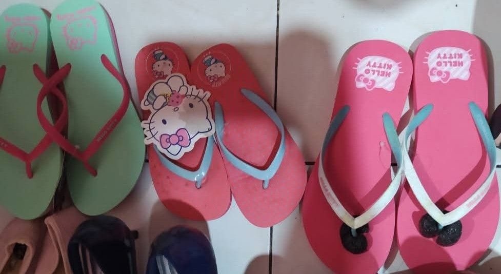 Bananapeel slippers (Category: Flats & Sandals) located in Dasmarinas. Submitted by kittyfc01 (Listing ID 1371390171, Image 1). Description: Never been used.. Nakatago lang.. size 8 and the one at the middle size 5.