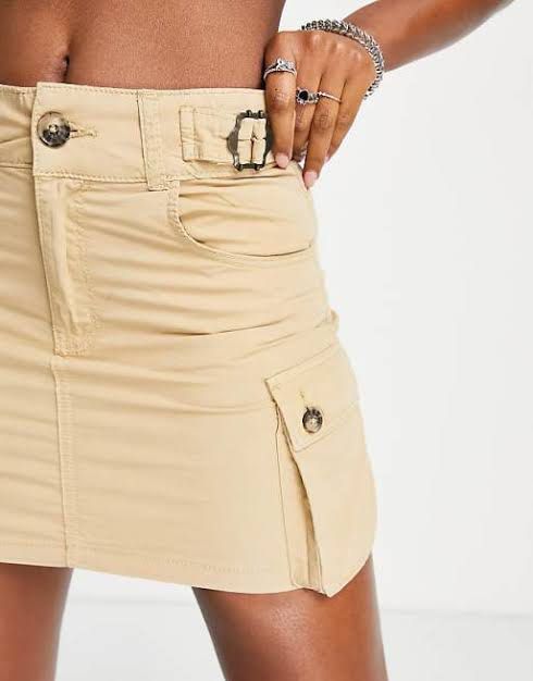 Bershka Cargo mini skirt (Category: Skirts) located in Quezon City. Submitted by coffeeandcodals (Listing ID 1371239450, Image 1). Description: 🩷 Brandnew means never been used, fitted lang ofc 🩷 Authentic — this is from last year’s collection. 🩷 RFS: Gained weight, hindi na talaga kasya🥲 ‼️Size: Small - best fits until 28 inches only! ‼️ High rise ‼️ This is super nice huhu bought for almost 2k ‼️ Issue: Hehe nasira zipper now lang since I f