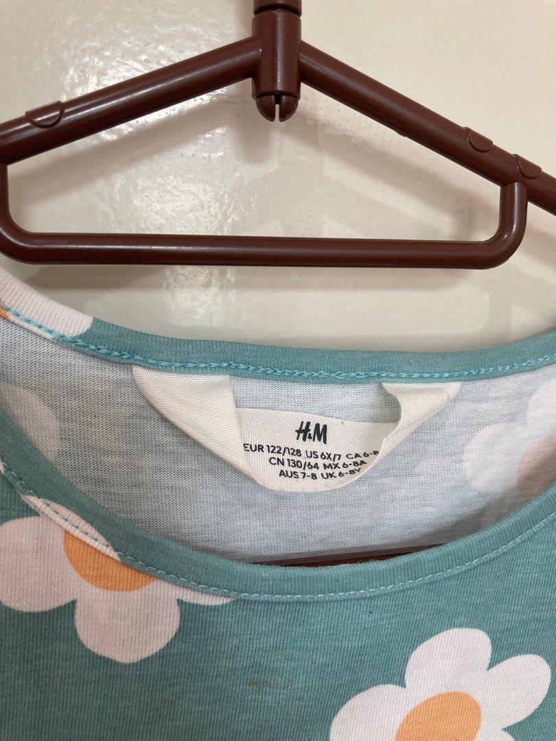 [bundle] Girls' dress & sweater (Category: Babies & Kids Fashion) located in Manila. Submitted by superlei (Listing ID 1371440771, Image 3). Description: .