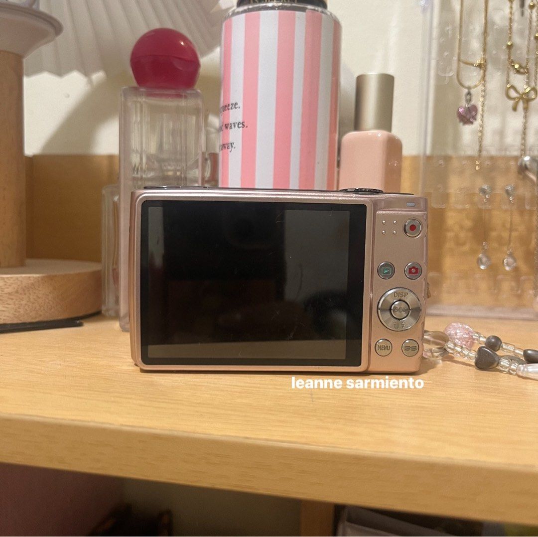 CASIO EXILIM EX-Z300 (Category: Cameras) located in Caloocan City. Submitted by sarmiento33715 (Listing ID 1371428699, Image 2). Description: Casio Exilim EX-Z300 (Pink) Inclusion - Unit - Charger - Wristholder ISSUE: (message me for videos) - May scratches yung screen (not too noticeable) - Need imove ng konti ang lens cover tinuturn on ung camera kasi hindi siya fully nabubukas (can be done in 1 sec and doesn't require so much effort, hindi siy