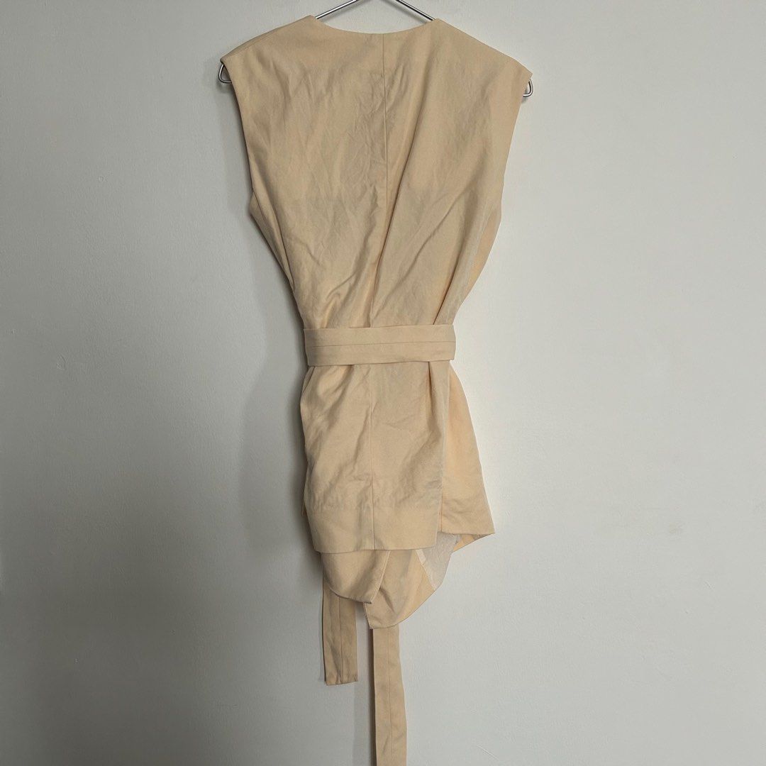 Cos longline belted waistcoat sz34 (Category: Coats, Jackets and Outerwear) located in Singapore. Submitted by toastednoodle (Listing ID 1371430410, Image 3). Description: Perfect piece for a work-appropriate wardrobe! Removable sash belt, functional pockets. 56% lyocell, 44% cotton. Loose fit..
