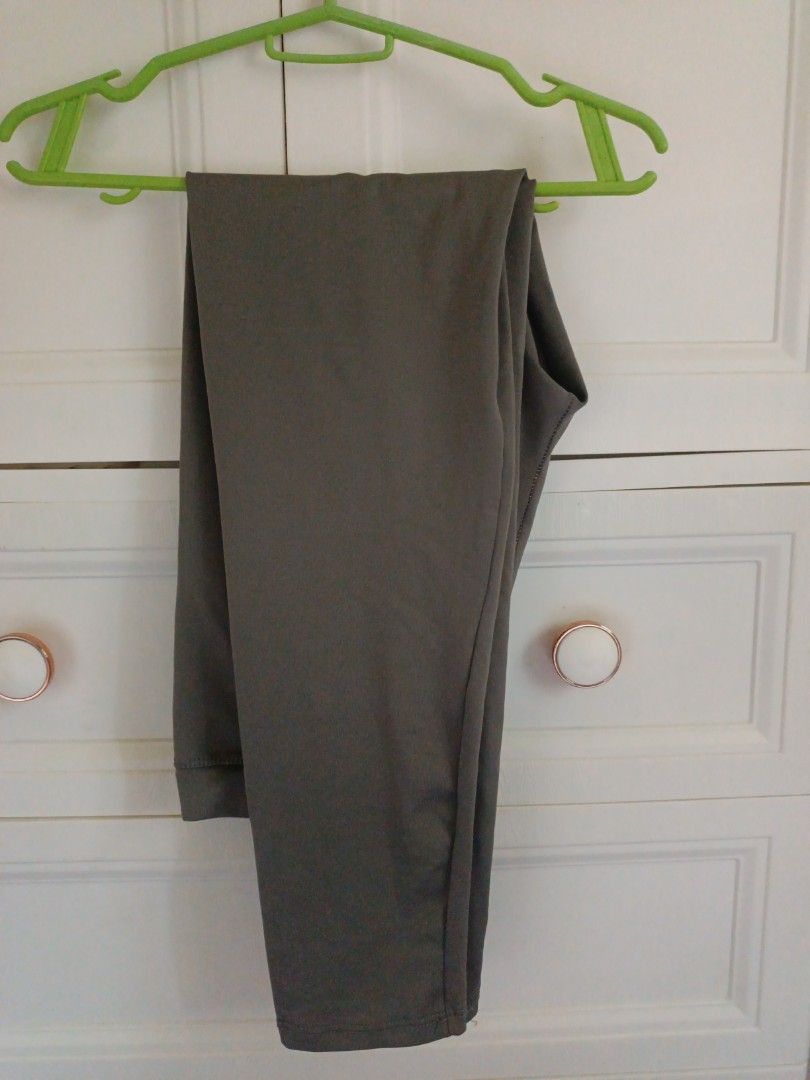Dark Gray leggings (Category: Other Bottoms) located in Rizal. Submitted by decluttertoreuse (Listing ID 1371449600, Image 1). Description: Size M this is preloved, hindi na ginagamit, nakastock nlng and for declutter.