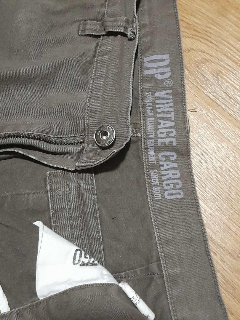 BROWN CARGO PANTS (Category: Jeans) located in Quezon City. Submitted by aaapanda1131221 (Listing ID 1371540353, Image 3). Description: Size in picture.