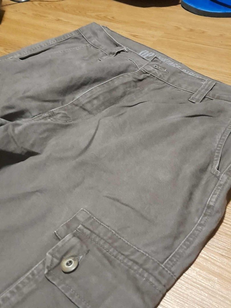 BROWN CARGO PANTS (Category: Jeans) located in Quezon City. Submitted by aaapanda1131221 (Listing ID 1371540353, Image 2). Description: Size in picture.