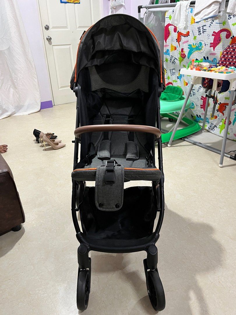 Giant carrier stroller with free stroller pad (Category: Strollers) located in Quezon City. Submitted by tomiteepee (Listing ID 1371547656, Image 2). Description: Kakabili lang @Trinoma With free stroller pad Bagong bagong Used twice only RFS: Migrating soon. Bagong bago pa po yan halos di nagamit. No dents no scratches. Sobrang linis. Light weight Cabin approved yung size. Easy to carry around. Easy to fold..