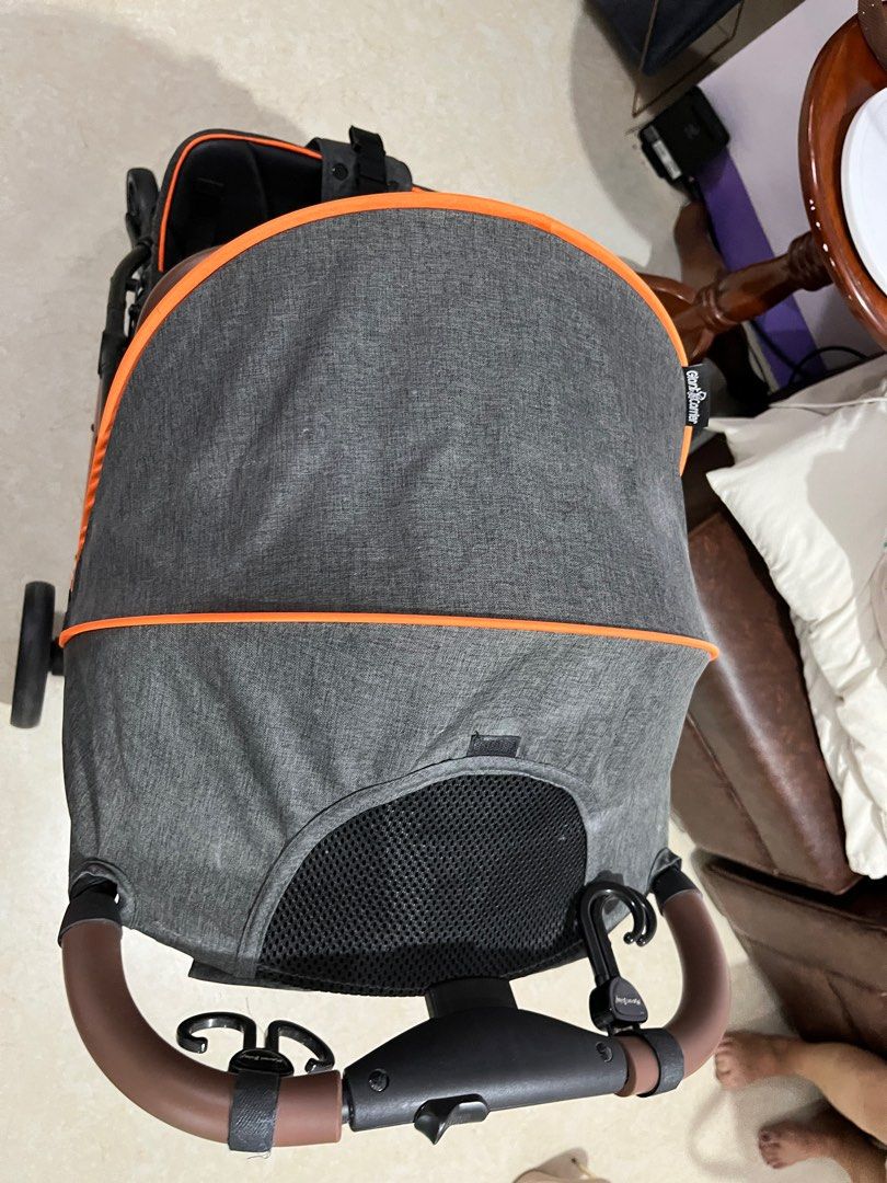 Giant carrier stroller with free stroller pad (Category: Strollers) located in Quezon City. Submitted by tomiteepee (Listing ID 1371547656, Image 3). Description: Kakabili lang @Trinoma With free stroller pad Bagong bagong Used twice only RFS: Migrating soon. Bagong bago pa po yan halos di nagamit. No dents no scratches. Sobrang linis. Light weight Cabin approved yung size. Easy to carry around. Easy to fold..