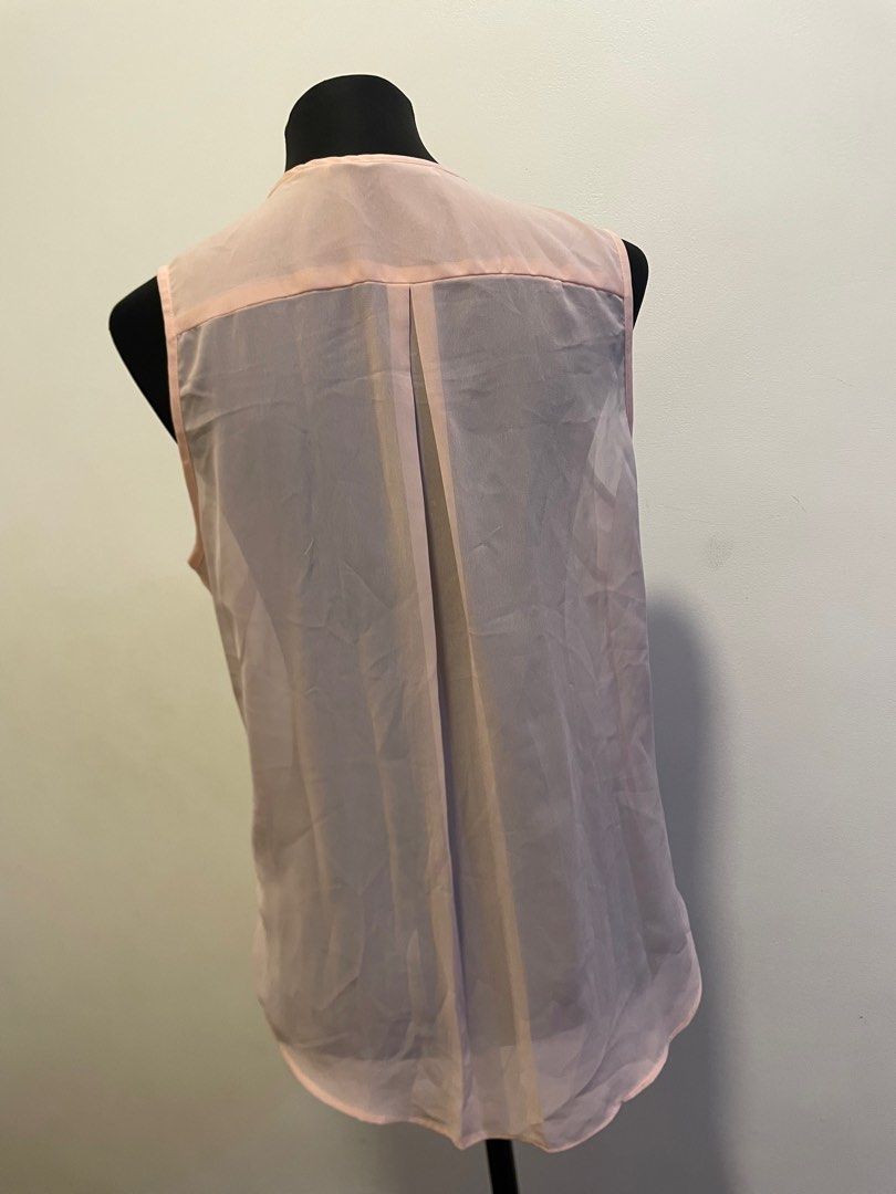 Guess Sleeveless Chiffon Blouse (Category: Blouses) located in Cebu City. Submitted by juulibee (Listing ID 1371470568, Image 2). Description: Sheer. You will have to wear a bandeau or bralette underneath. Size M but can fit S-L because of the boxy fit. Length: 20” Shipping through J&T..