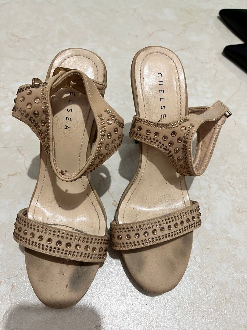 Heels (Category: Heels) located in Quezon City. Submitted by tomiteepee (Listing ID 1371548993, Image 3). Description: What you see is what you get No time to clean it na po RFS: migrating Size 6 23cm.