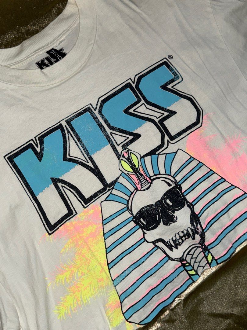 hm divided kiss crop top (Category: Others Tops) located in Pasig City. Submitted by _aedm (Listing ID 1371394200, Image 2). Description: length: 18.5 inches bust: 22 inches.