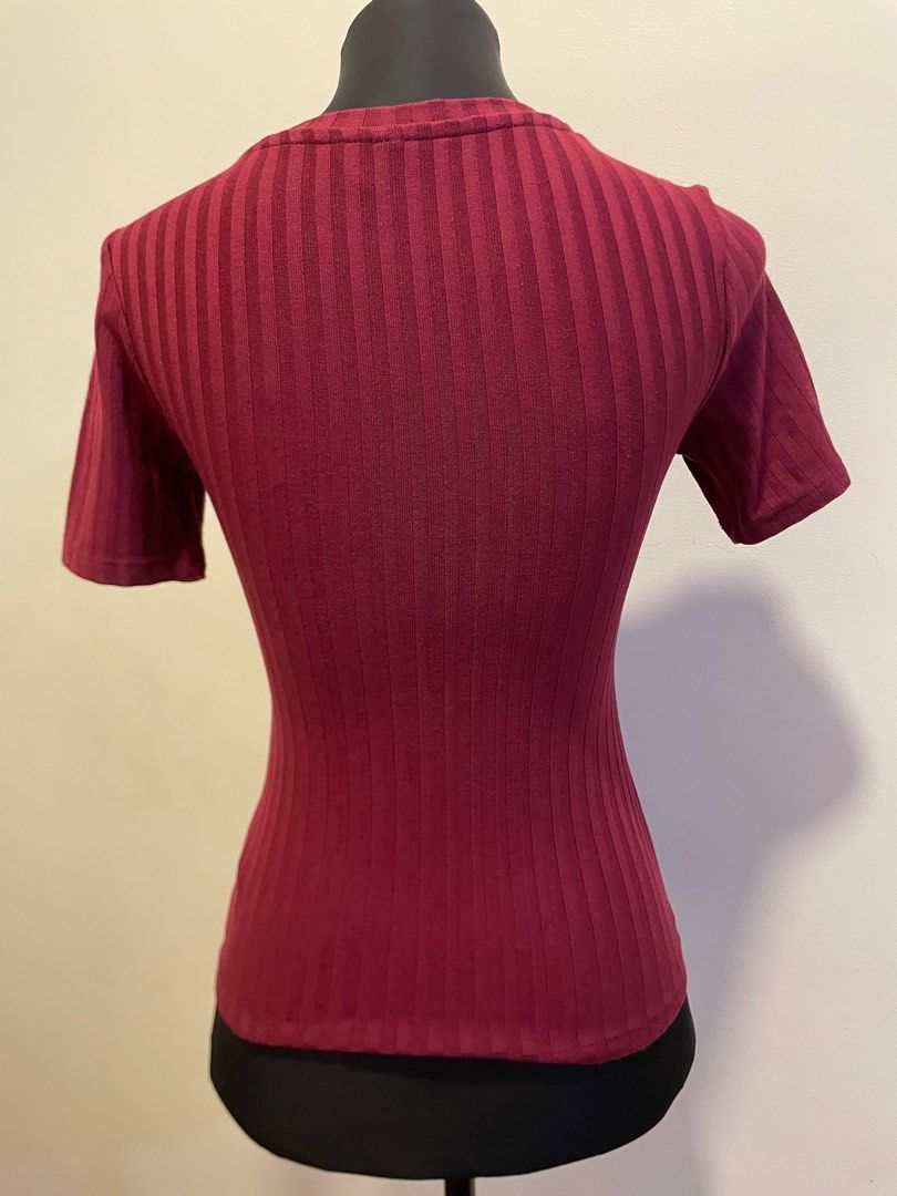 H&M Divided Red Shirt Blouse Work Top (Category: Shirts) located in Cebu City. Submitted by juulibee (Listing ID 1371470336, Image 2). Description: Size XS on tag but can fit S-M frames. Stretchy. Length: 17” Shipping through J&T..