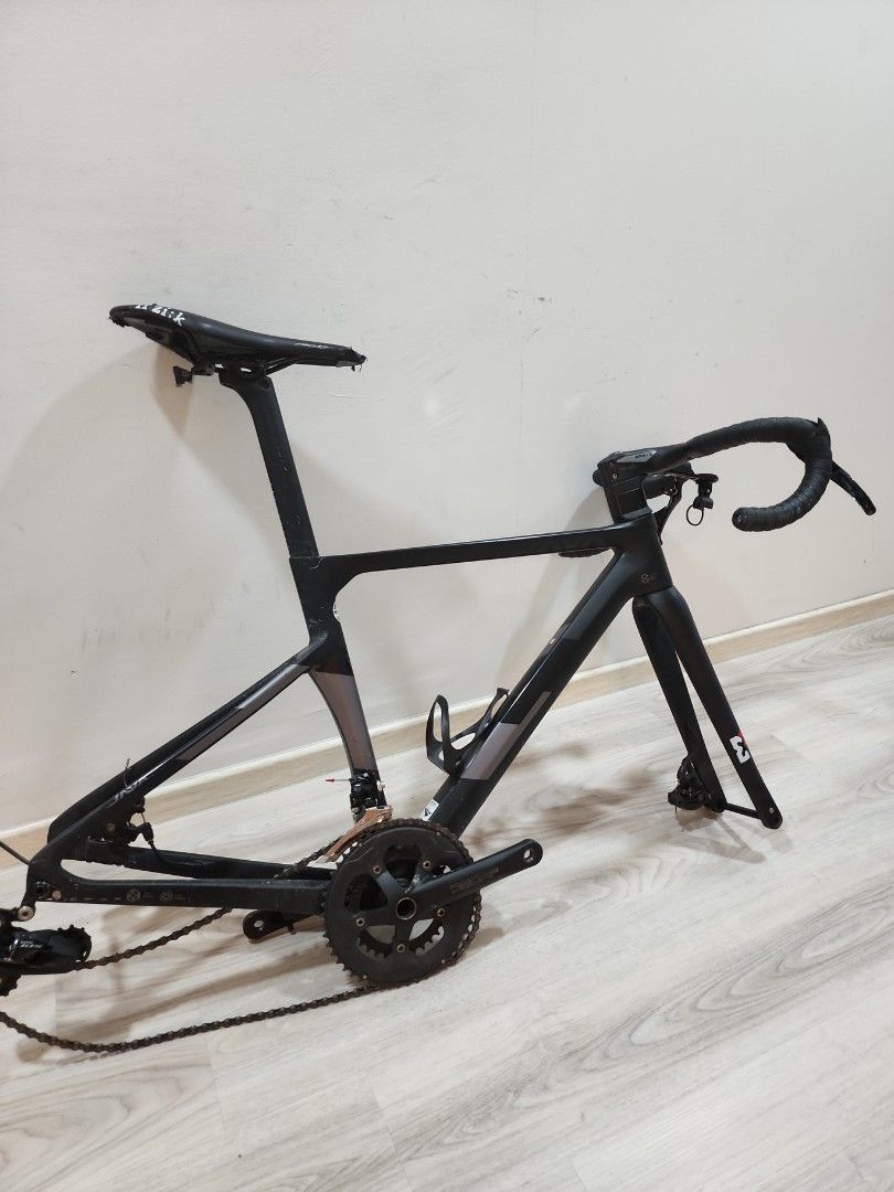 java vesuvio (CHEAPEST) (Category: Bicycles) located in Singapore. Submitted by greasyhole (Listing ID 1371514129, Image 1). Description: fullbike size 48 shimano 105 r7000 brandnew 105 cassete $650 fullbike $550 fullbike without wheelset brake calipers needs a change will throw in a few tyres which are barely used (conti ultra sports and vittoria rubino).