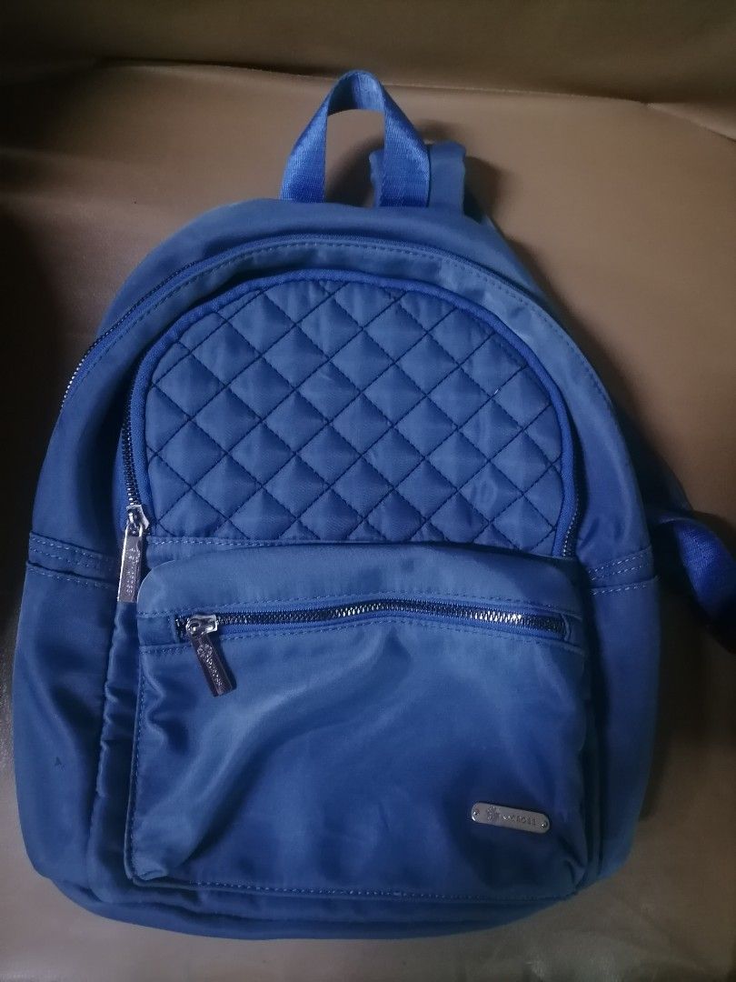 Kcross School Backpack / Small Bag (Category: Backpacks) located in Muntinlupa City. Submitted by dmgdbee (Listing ID 1371383004, Image 1). Description: Preloved kcross backpack **COLOR MAY SLIGHTLY VARY DUE TO LIGHTING ** ✅ In good condition, wala naman other issues aside from: ❗ May mga konting pen marks sa gilid ng bag (see last photos), so please manage your expectations ✅ Maraming pockets sa loob ng bag 💸 Negotiable sa sure buyer 📌Availabl