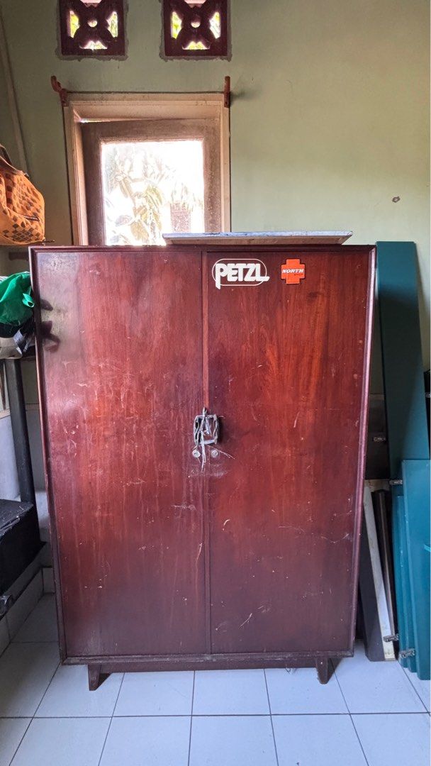 Lemari (Kategori: Furnitur Antik) berada di Depok. Dikirim oleh chiyiiin (ID iklan 1371461360, Gambar 1). Deskripsi: .