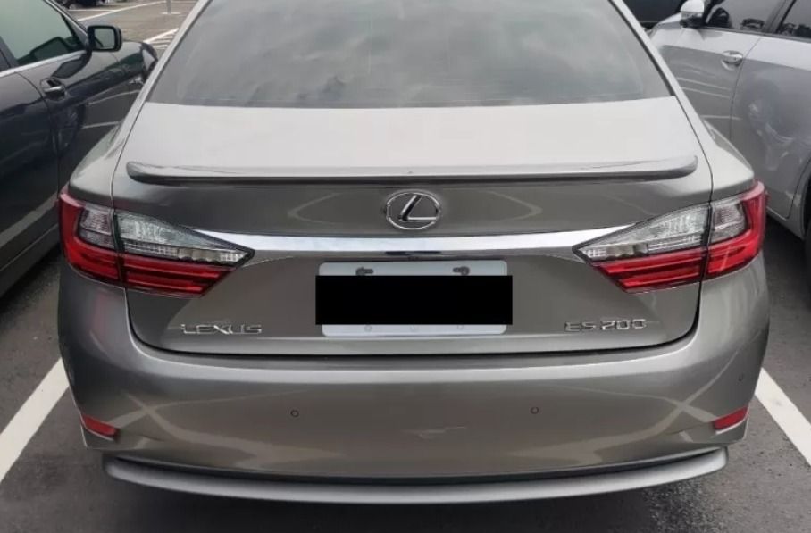 由 hia885163344 (刊登 ID 1371403360，圖片 3) 提交，位於 台中市 (Taichung) 的 Lexus ES 2016款 銀色 中古車 專業認證 歡迎私訊 (類別：汽車出售)，說明：⚠️因平日來客較多，僅接受提前預約⚠️ ⚠️車商販售，非自售，請同行勿擾⚠️ -顏色 : 銀色 -排氣量 : 2.0L(2000cc) -出廠 : 2016年 -驅動方式 : 2WD -引擎燃料 : 汽油 -行駛里程 : 90000公里 -車門乘客數 : 4門5座 還在怕買到事故車嗎？還在擔心買到泡水車嗎？ 我們有： 💡五大保證💡 里程保證/無兇車/無接合車/無泡水車/無重大故車 💡五大保固💡 引擎/變速箱/發電機/啟動馬達/方向機 專業鑑定✔️合格認證✔️第三方認證評價好車✔️ 提供車況原始表✔️車況及里程公開化✔️ 產權清楚一覽無遺✔️檢定報告✔️ ❗️車況與認證表不符 , 退車並全額退費❗️ ✅可分期 ✅可貸款✅車換車 全台北中南皆有服務據點 歡迎私訊預約賞車🚗