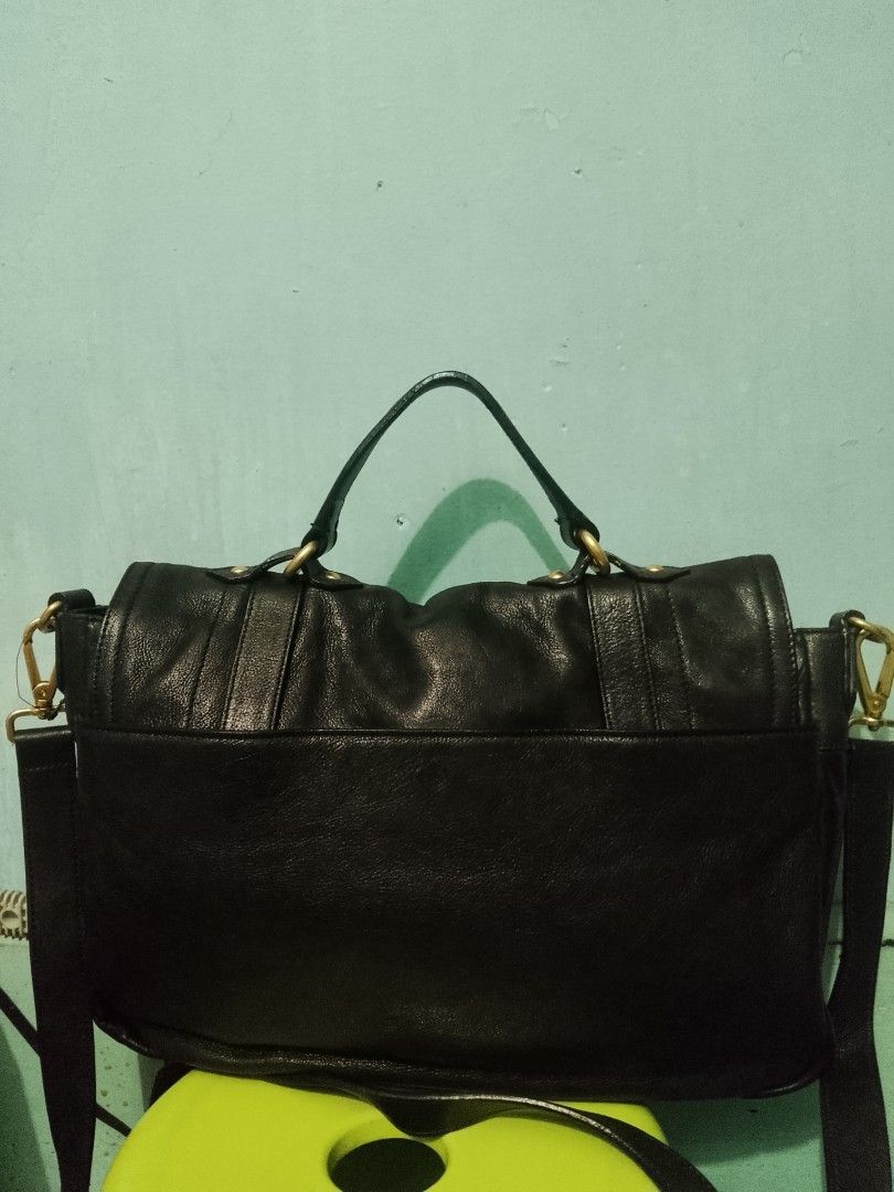NINA RICCI (Category: Luxury Bags & Wallets) located in Manila. Submitted by del96 (Listing ID 1371483374, Image 2). Description: pm me no issue.