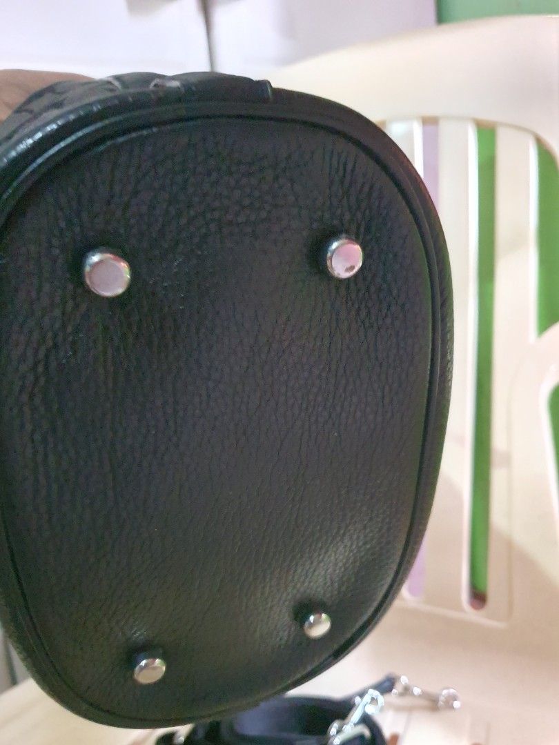 Original Coach Bucket (Category: Luxury Bags & Wallets) located in Cabanatuan. Submitted by mikaela_karla (Listing ID 1371376335, Image 3). Description: ORIGINAL BUCKET BAG hardware 8/10 see picture no.4 sa baba may makinis na part yun ang flaw nya. malinis loob, malinis ang sling..