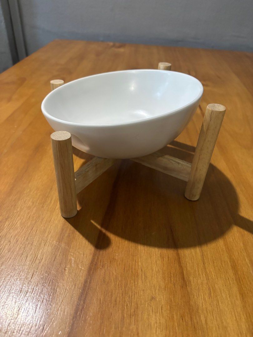 Pet food or water bowl with stand (Category: Homes & Other Pet Accessories) located in Singapore. Submitted by marichanko (Listing ID 1371382090, Image 1). Description: Porcelain material No crack or no stain Pick up only No nego Cash payment only .