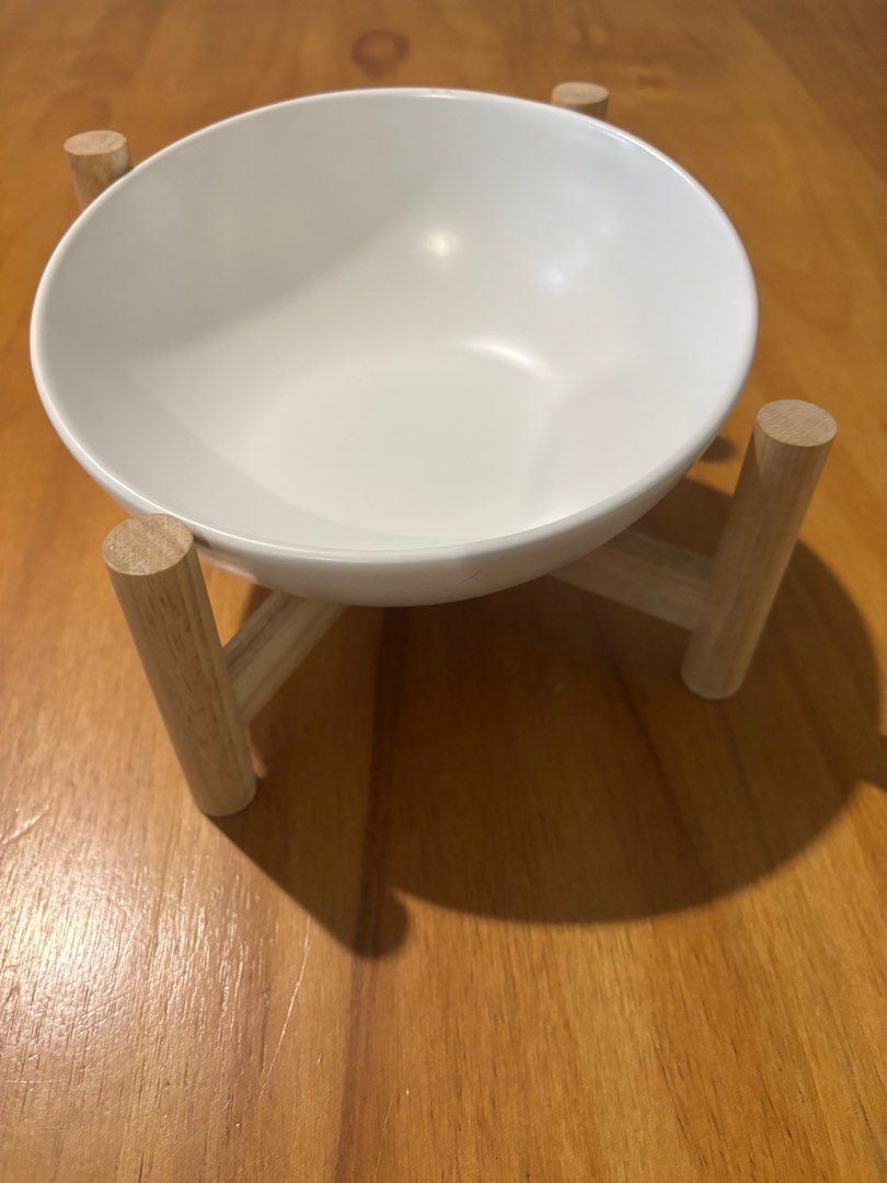 Pet food or water bowl with stand (Category: Homes & Other Pet Accessories) located in Singapore. Submitted by marichanko (Listing ID 1371382090, Image 2). Description: Porcelain material No crack or no stain Pick up only No nego Cash payment only .