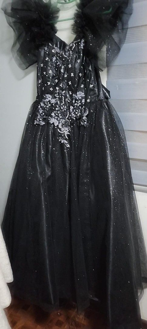 Prom dress (Category: Evening dresses & gowns) located in Las Pinas. Submitted by prettychat (Listing ID 1371388407, Image 1). Description: Prom dress for sale.. 1 time lang nagamit for masquerade evening theme party.. Adjustable at the back kasi di tali sha.. Ideal for small to medium built teenager.. Pls see picture for reference.