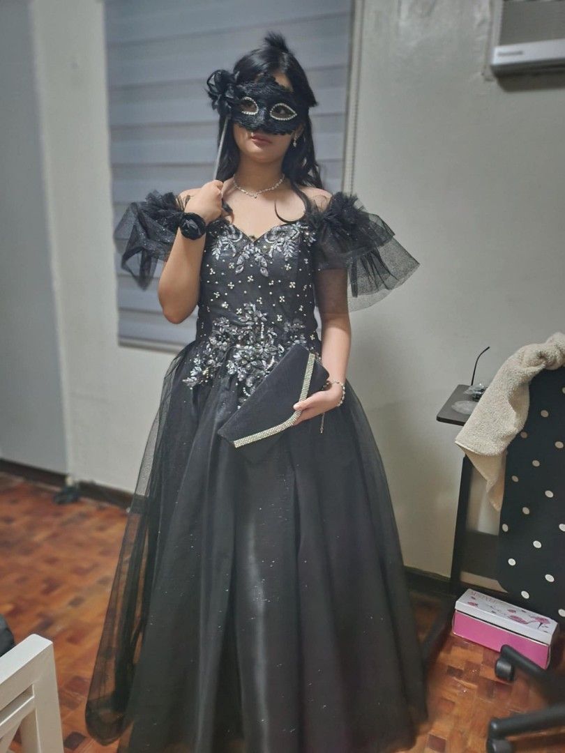Prom dress (Category: Evening dresses & gowns) located in Las Pinas. Submitted by prettychat (Listing ID 1371388407, Image 2). Description: Prom dress for sale.. 1 time lang nagamit for masquerade evening theme party.. Adjustable at the back kasi di tali sha.. Ideal for small to medium built teenager.. Pls see picture for reference.