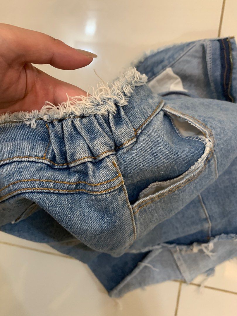 Raw Hem Highwaist Shorts (30-31) (Category: Shorts) located in Urdaneta. Submitted by glamthrift (Listing ID 1371463592, Image 2). Description: Size 30-32 Garter on sides.