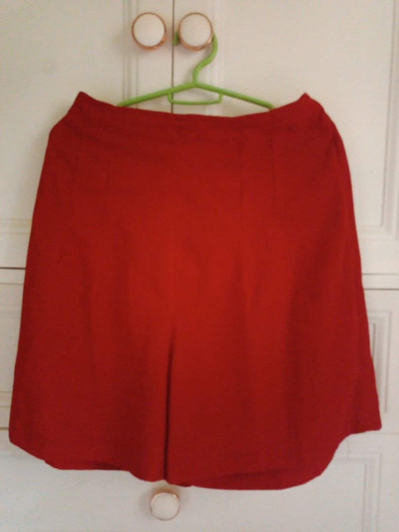 Red flowy short (Category: Shorts) located in Rizal. Submitted by decluttertoreuse (Listing ID 1371452346, Image 1). Description: size M this is preloved, hindi na ginagamit, nakastock nlng and for declutter (negotiable).