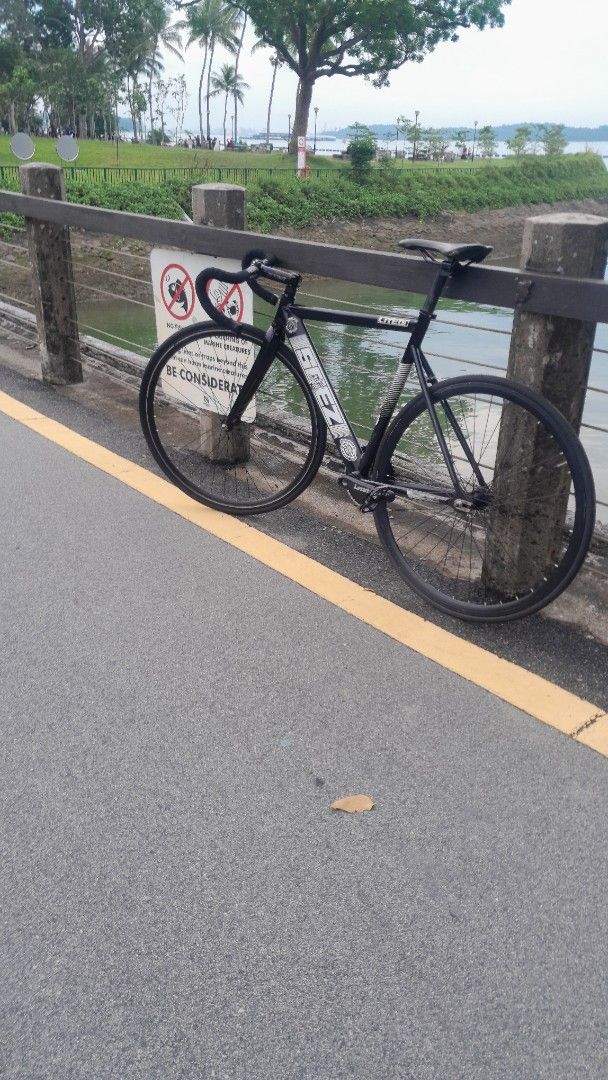 Soez fixie (Category: Bicycles) located in Singapore. Submitted by doanmans (Listing ID 1371468864, Image 2). Description: test market if offer is good will let go specs intro 7 devil eye crank 49t Izumi chain brandless ws 14t cog uno stem 120mm giant riser bar pizza seat clamp fizik saddle left on seen means not inter.