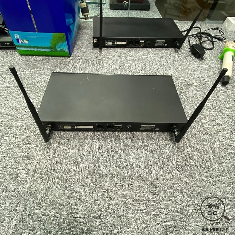 由 change12336 (刊登 ID 1371516148，圖片 2) 提交，位於 台北市 (Taipei) 的 『澄橘』SUGAR SR-722 無線麥克風 銀《二手交換買賣》A76640 (類別：麥克風)，說明：凡本店購入之音響類商品，均享有一個月內售價八折的回購價格 【歡迎同業長期配合】-1 SUGAR SR-722 無線麥克風 銀 店保一個月 功能正常 88%新，機身殼有一處小顆傷或小掉漆，其他僅正常使用小細紋，請參閱賣場圖片 單機+線+充電器+只有一支麥克風 本賣場商品因於店家同步銷售流通快，請於下標前先詢問是否有貨。 ( 下標後如需自取請參閱關於我中的店家資訊。) 下標後請於 3 天內完成交易，並將您的收件資料填寫於買賣留言板中。 ( 請留收件人姓名、地址、電話。) 賣場交易方式 : 到店自取、超商取貨付款、信用卡(店家使用)、輕鬆付(黑貓宅配)。 購買前如有任何問題請多利用問與答或賣場即時通，若我們未回覆您的問題，表示不同意或未讀您的發問，若已下標將以網頁說明為主。 保