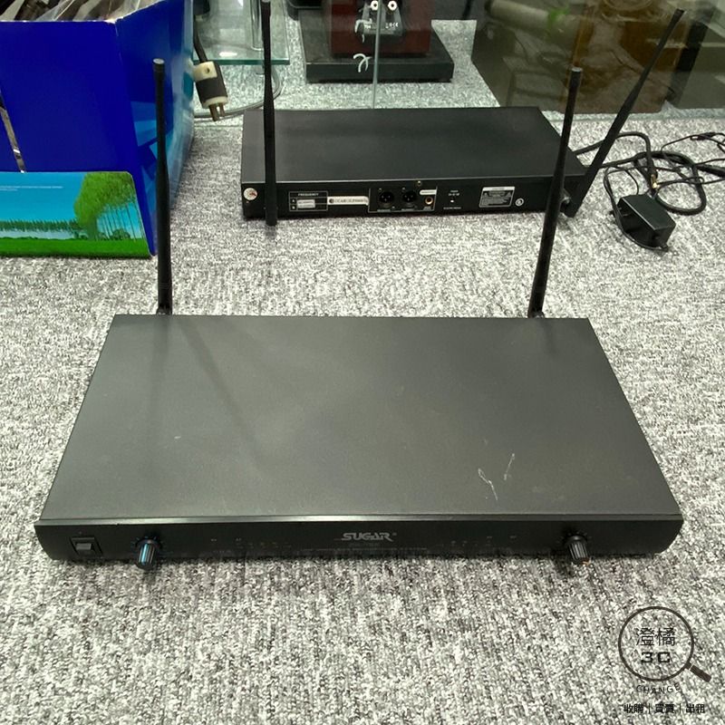 由 change12336 (刊登 ID 1371516148，圖片 1) 提交，位於 台北市 (Taipei) 的 『澄橘』SUGAR SR-722 無線麥克風 銀《二手交換買賣》A76640 (類別：麥克風)，說明：凡本店購入之音響類商品，均享有一個月內售價八折的回購價格 【歡迎同業長期配合】-1 SUGAR SR-722 無線麥克風 銀 店保一個月 功能正常 88%新，機身殼有一處小顆傷或小掉漆，其他僅正常使用小細紋，請參閱賣場圖片 單機+線+充電器+只有一支麥克風 本賣場商品因於店家同步銷售流通快，請於下標前先詢問是否有貨。 ( 下標後如需自取請參閱關於我中的店家資訊。) 下標後請於 3 天內完成交易，並將您的收件資料填寫於買賣留言板中。 ( 請留收件人姓名、地址、電話。) 賣場交易方式 : 到店自取、超商取貨付款、信用卡(店家使用)、輕鬆付(黑貓宅配)。 購買前如有任何問題請多利用問與答或賣場即時通，若我們未回覆您的問題，表示不同意或未讀您的發問，若已下標將以網頁說明為主。 保