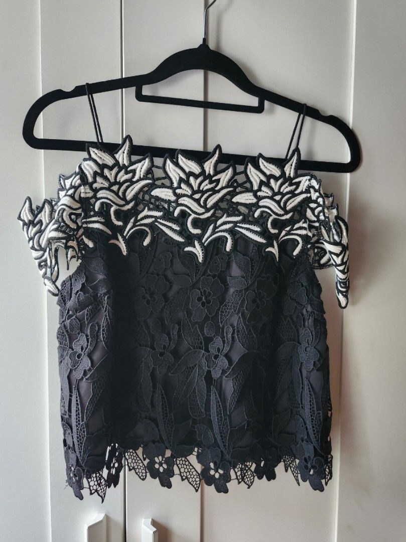 Topshop Cold Shoulder Cutout Top (Category: Sleeveless) located in Quezon City. Submitted by six_half (Listing ID 1371443473, Image 3). Description: Used 3 times No Flaws Lined Body Length: 18" Width: 16".