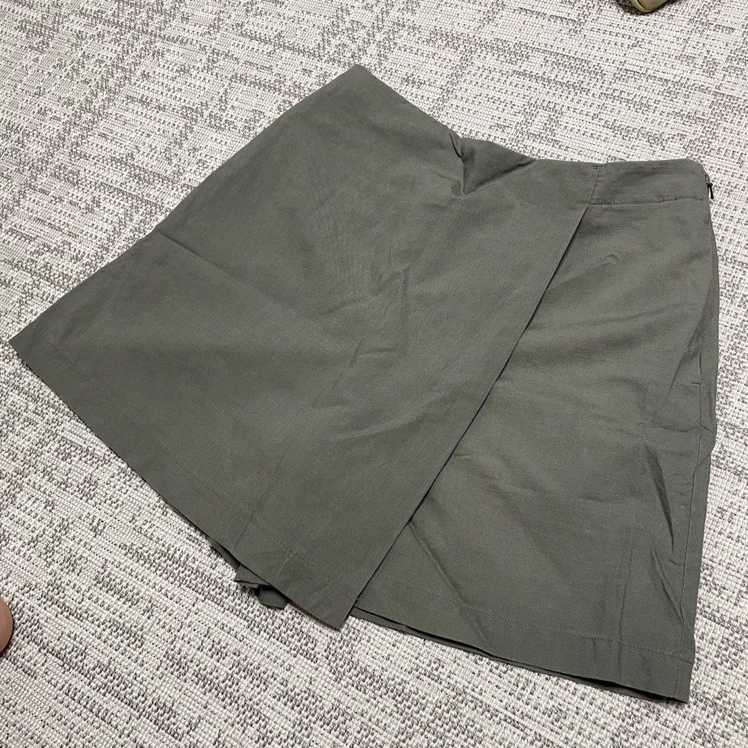 Uniqlo Linen Blend Skort (Category: Skirts) located in Marikina City. Submitted by icebear0821 (Listing ID 1371543358, Image 1). Description: ₱900 🤍 •Size Large •Waist: 27–30 inches •Hip: 37–39 inches •Good as new .