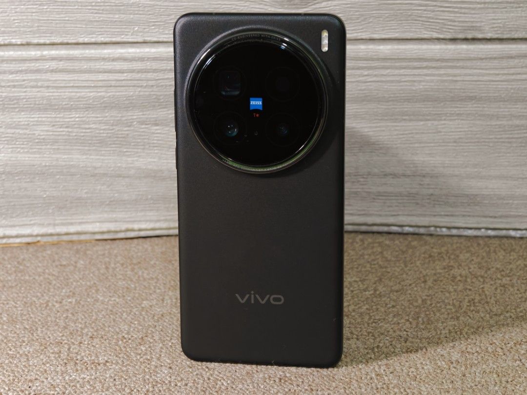 Vivo X200 Pro 512gb Black (Category: Vivo) located in Manila. Submitted by julianjuleschico (Listing ID 1371375680, Image 3). Description: Vivo X200 Pro 512gb 16gb Black Smooth and good as new Dual sim - Openline - 5G Connectivity China rom - Origin Os 5 Google Playstore and Apps already installed Complete package No issues or defects Php 42,800 Open for swapping Note: No copyright infringement intended, all brands mentioned above is owner by the