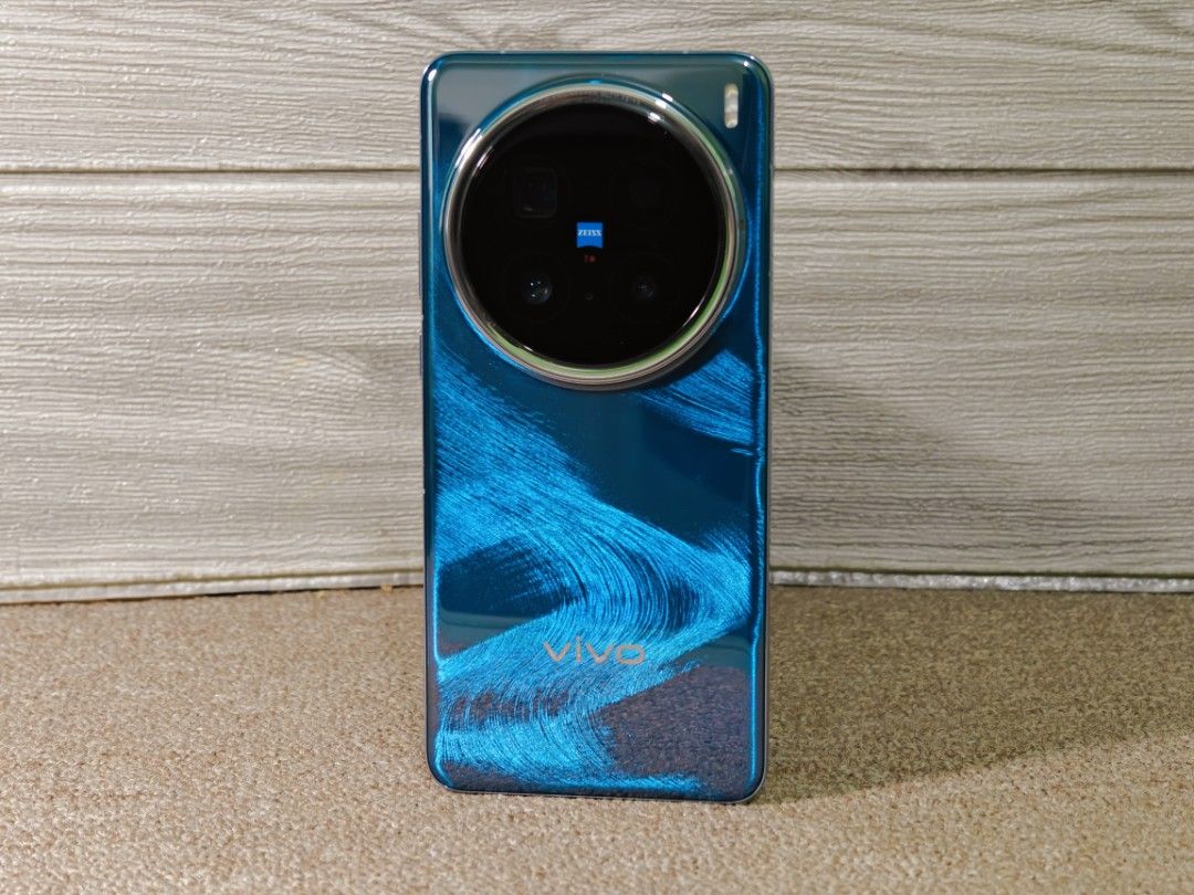 Vivo X200 Pro 512gb Blue (Category: Vivo) located in Manila. Submitted by julianjuleschico (Listing ID 1371376776, Image 3). Description: Vivo X200 Pro 512gb 16gb Blue Smooth and good as new Dual sim - Openline - 5G Connectivity China rom - Origin Os 5 Google Playstore and Apps already installed Complete package No issues or defects Php 42,800 Open for swapping Note: No copyright infringement intended, all brands mentioned above is owner by their