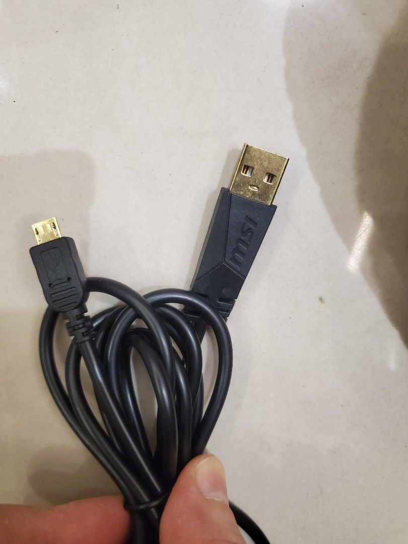 由 Gina8899 (刊登 ID 1371700663，圖片 3) 提交，位於 台北市 (Taipei) 的 二手 微星 線材 msi usb to mini 全長約190公分 (類別：轉接線及轉換器)，說明：二手 微星 線材 msi usb to mini 全長約190公分🔴重要提醒 商品會盡量以實體照呈現，但因不同螢幕等因素，實際顏色皆以收到實物為主，若無法接受些微色差者及完美主義者請繞道。請體諒我們不接受尺寸不合、色差問題、與期待不符、小瑕疵..等理由退換貨 🔷️二手古著小知識 賣場內標示二手品的商品，即非全新商品，難免會有小瑕疵，包含勾絲、金屬氧化、輕微污漬或泛黃、小面積破損補丁等。此皆為二手古著的歷史痕跡，並不影響使用及穿著範圍，瑕疵處，我們會盡量於商品介紹陳述，也歡迎私訊確認，拒絕購買後以負評要脅退換貨 🌍商品出售前我們會盡量保養檢查，有瑕疵處會盡力修補告知，但，畢竟人力及眼力有限，難免有疏漏，若有其他瑕疵未清楚呈現出來，請以收件時錄影存證，與我們聯繫，我們會盡快為您