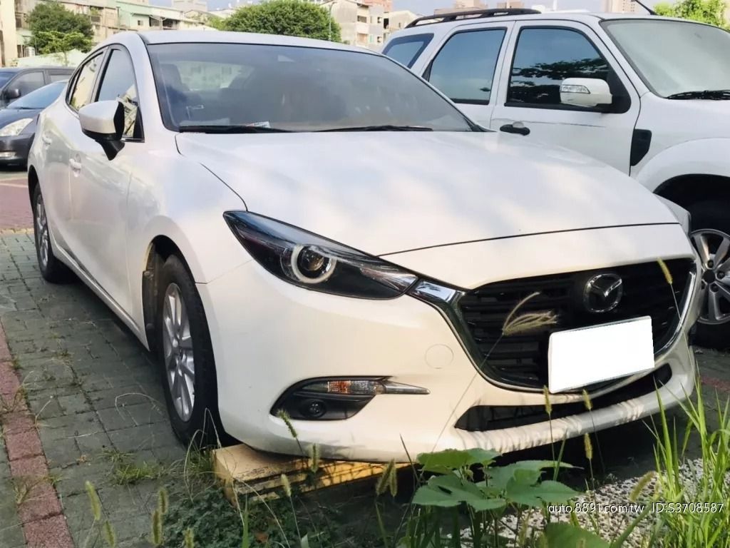 由 davidchu619 (刊登 ID 1371613824，圖片 1) 提交，位於 高雄市 (Kaohsiung) 的 二手中古車優惠中~ Mazda3 白 (類別：汽車出售)，說明：你還在找車嗎？ 我幫你省錢省時間～ 挑選好你想要的車只要10~15分鐘，就給你結果！ 我們的每一台車 都經過【SAVE認證查定表】把關： ✔ 非事故車 ✔ 非泡水車 ✔ 引擎變速箱正常 ✔ 里程數保證 ✔ 查定結果全公開，透明看得到！ 不只價格漂亮，更讓你買得安心。 買車不是靠運氣，是要看得懂證據！ 想看有哪些車？留言或私訊「報告」給你看車況查定表！ !!!!!優惠價格，暫不開放給同行調度!!!!! ❃ 廠牌：MAZDA ❃ 型號：Mazda3 ❃ 年份：2017 ❃ 車色：白 ❃ 排氣量：2.0L ❃ 里程：50000km ❃ 引擎燃料：汽油 ❃ 驅動方式：2WD ❃ 乘客數：4門5座 ❃ 售價：20萬 --- ★安全配備 ↗循跡系統 ↗Keyless免匙系統 ↗防盜系統 ↗安全氣囊 ↗中控鎖 ↗AB