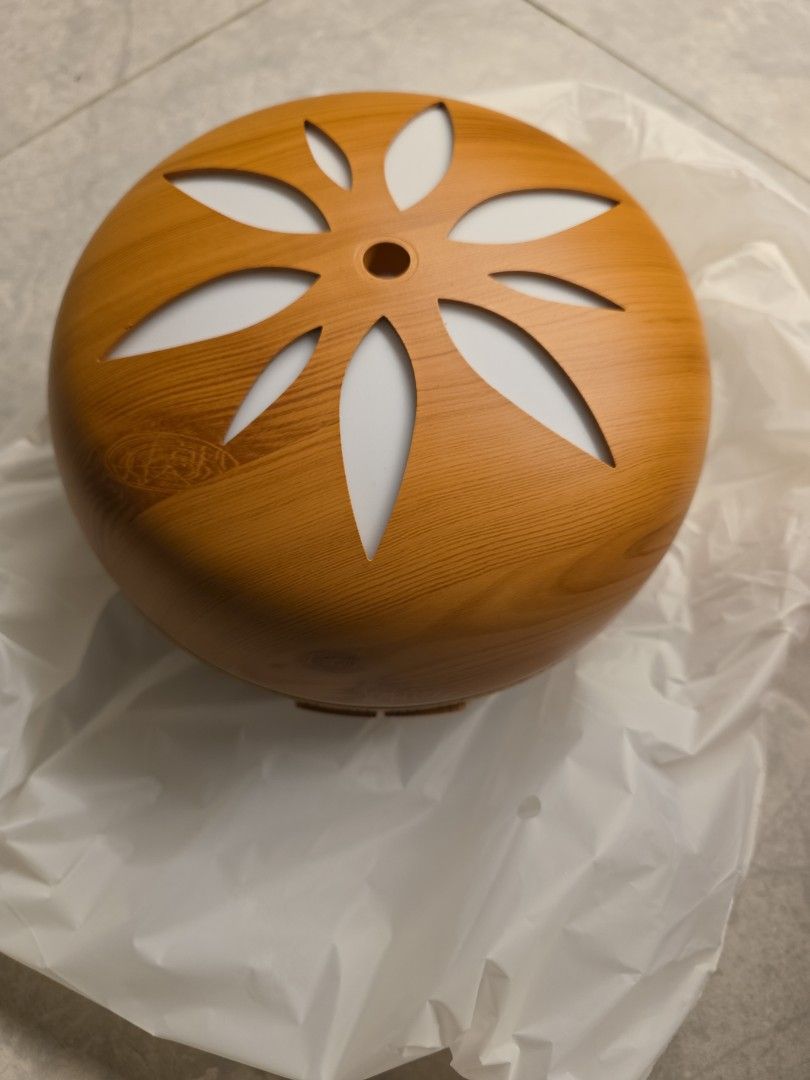 Aromatherapy diffuser (Category: Home Fragrance) located in Petaling Jaya. Submitted by nadnab (Listing ID 1371708316, Image 2). Description: a brand new diffuser has lights too! FREE: 3 NEW aromatherapy essential oil bottles.
