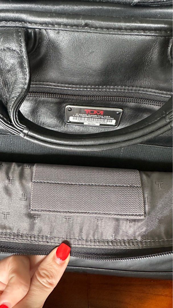 Briefcase （分類：公事包）位於 Hong Kong。 由 ulishna1 提交（商品編號 1371611708，圖片 3）。簡介： Tumi briefcase, leather. Used but good condition. 。