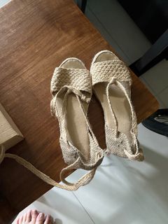 (Category: ) located in . Submitted by clothessellery (Listing ID 1371674021, Image 1). Description: .