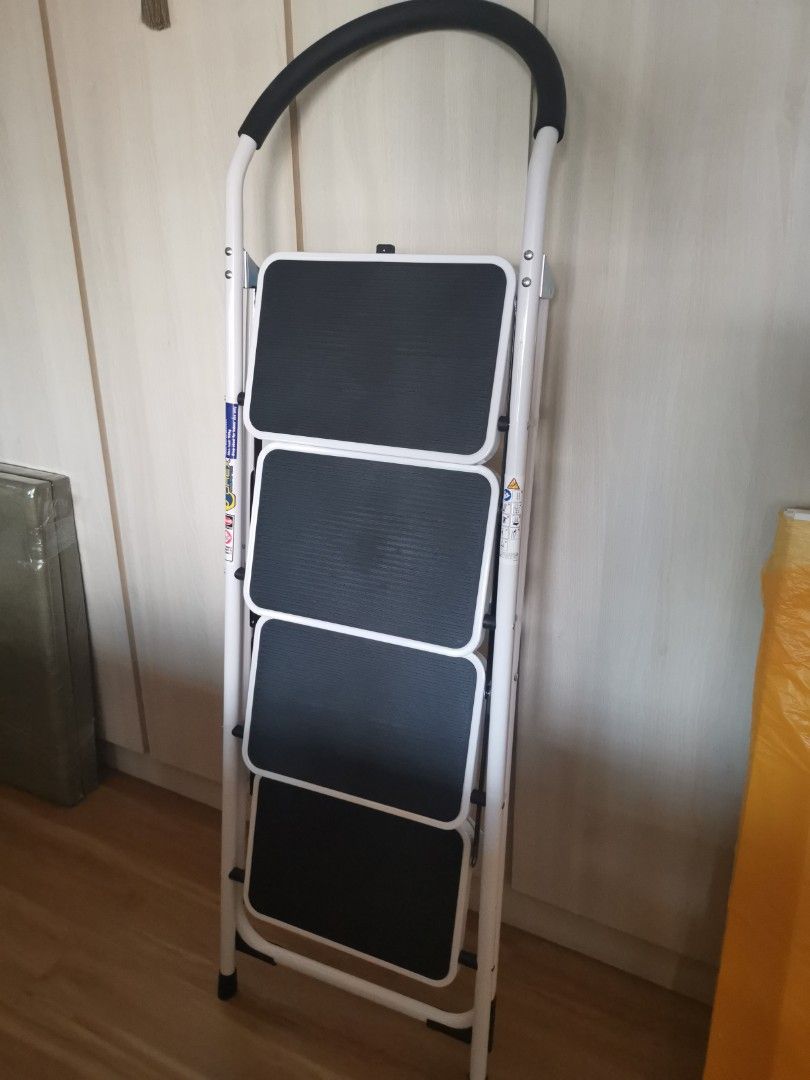 Foldable ladder